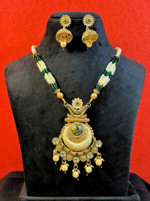 Sia Pearl Pendant Necklace Set
