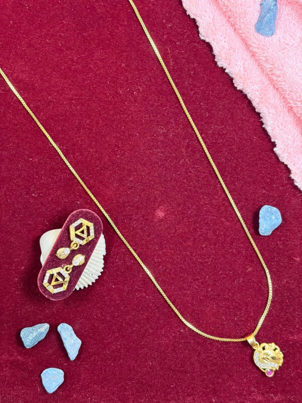 Juhi Pendant Chain Necklace