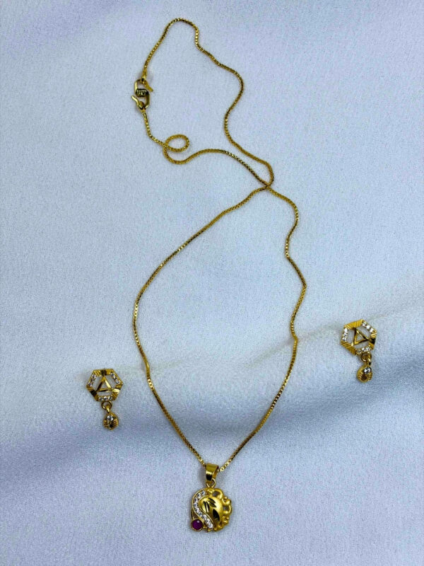 Juhi Pendant Chain Necklace