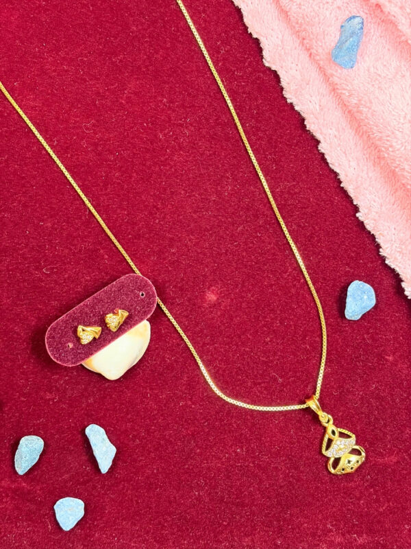 Ravina Pendant Chain Necklace