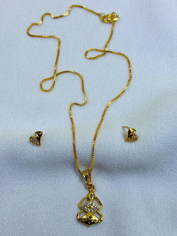Ravina Pendant Chain Necklace