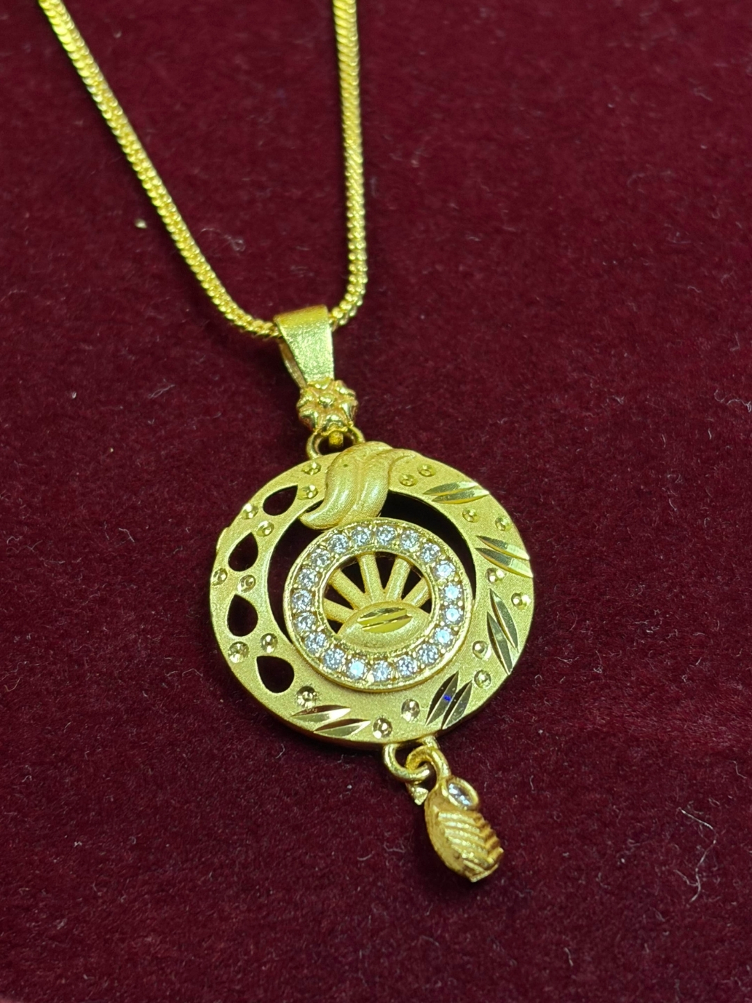 Priyanka Pendant Chain Necklace