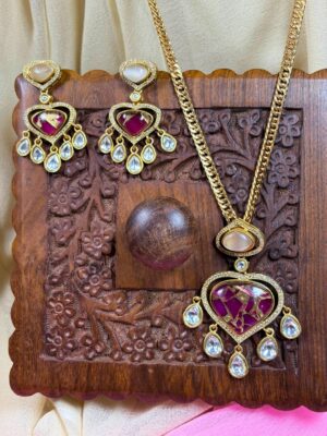 Anushka Pendant Chain Necklace Set